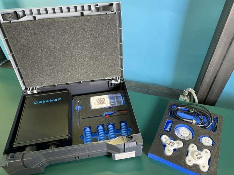 A full cobot gripper kit for mobile applications including 2 grippers, pneumatics with a pump and accessiores in a practical casing