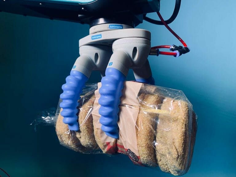 Cobot SoftGripper 3 Bunbag dans une pince souple actionnée par un robot fruitcore horst