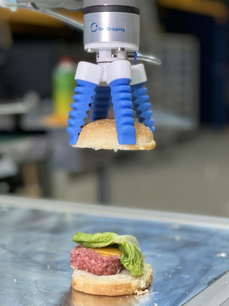 robot per la produzione di hamburger che sceglie il panino
