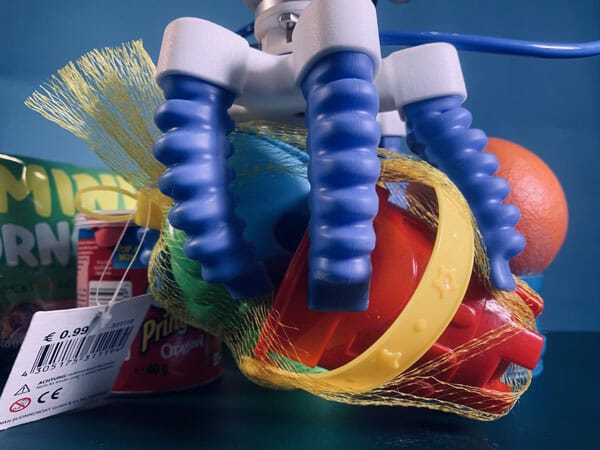 Pinza robótica con seis garras que manipula juguetes
